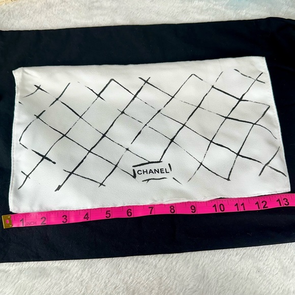 CHANEL Dustbag with scarf and Camilla bag charm keychain - Picture 5 of 7